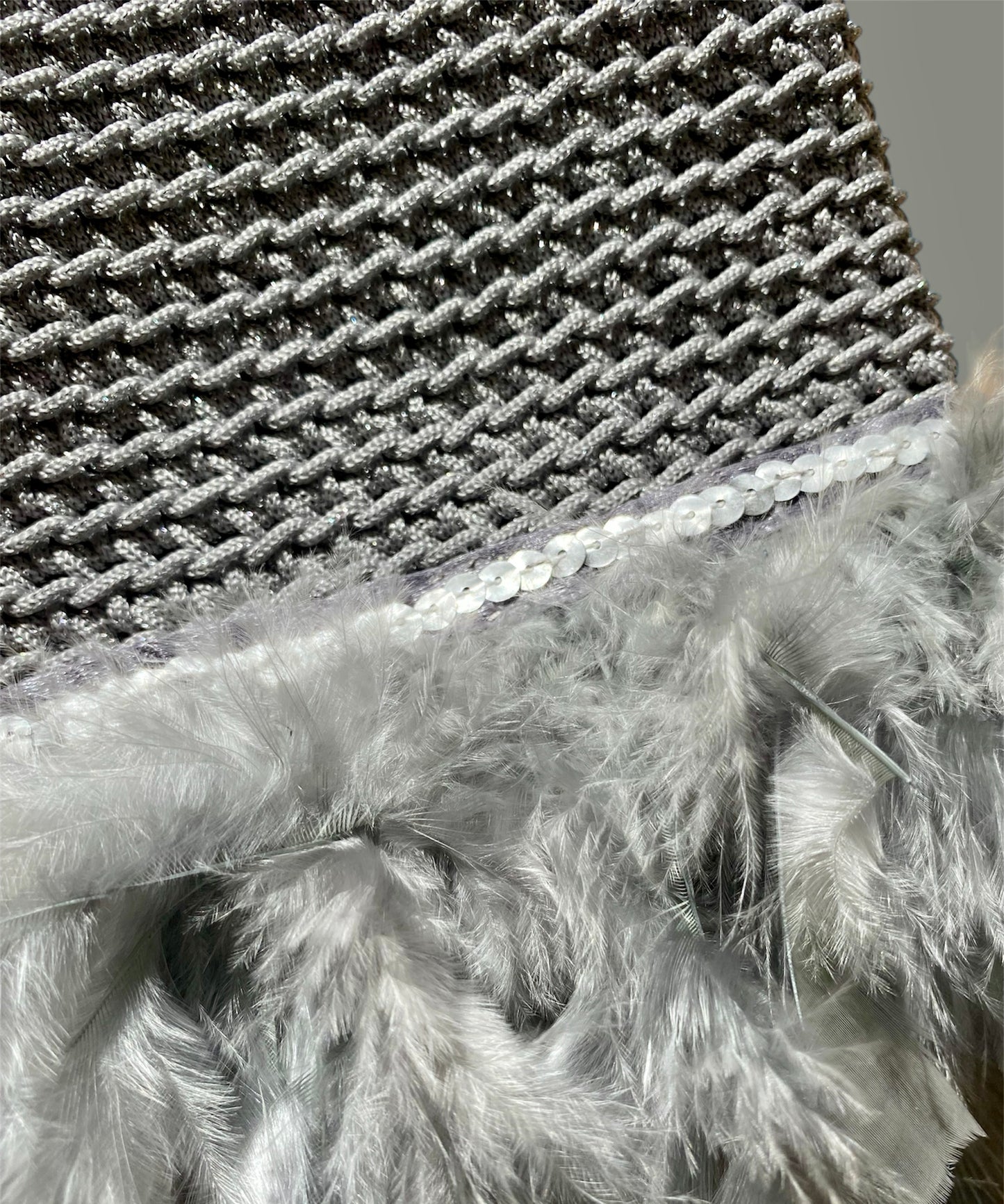 Sac soirée gris argenté plumes